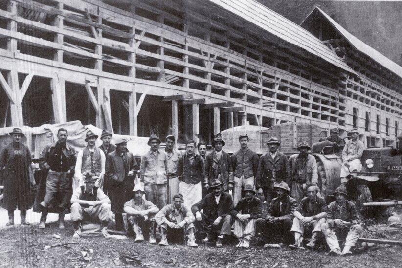 Fotografia in bianco e nero dei collaboratori di Ramsauer ai tempi della fondazione. 