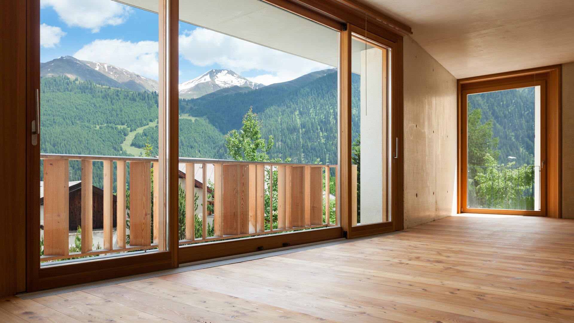 Moderno locale vuoto effetto legno chiaro con grandi finestre in legno e vista nella natura.