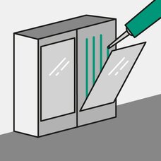 Lo schizzo indica come applicare l'adesivo con l'ausilio di una cartuccia per incollare correttamente lo specchio.